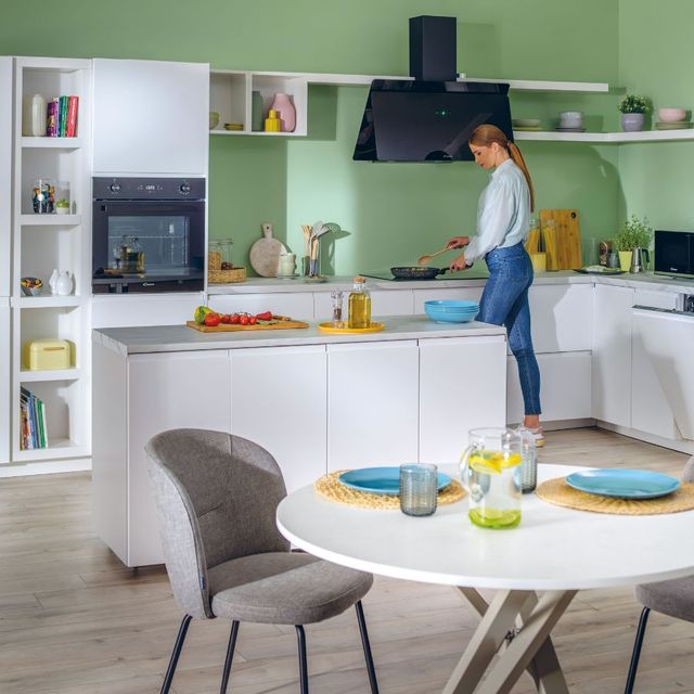 How does a microwave work